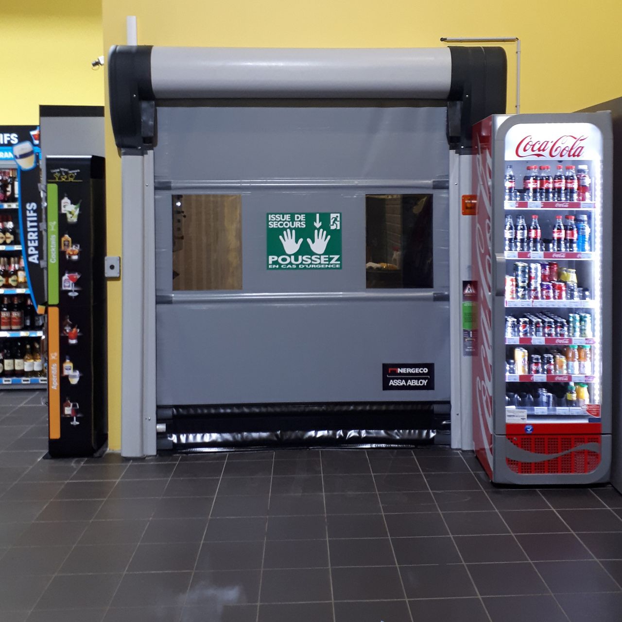 Porte automatique issue de secours en supermarché