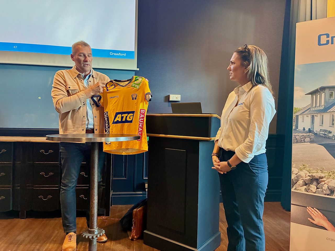 Stefan Lövgren och Sandra Thörner med matchtröja