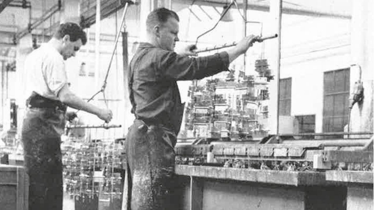 Historical picture from production in ASSA's old factories.