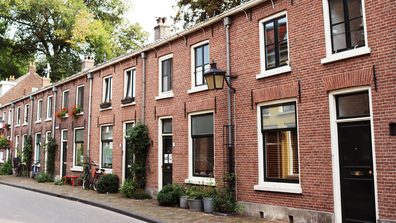 Rijtjeshuizen langs een straat