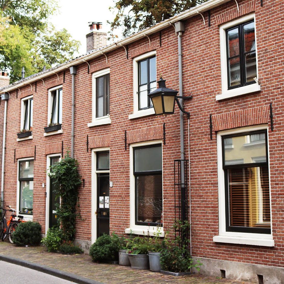 Rijtjeshuizen langs een straat