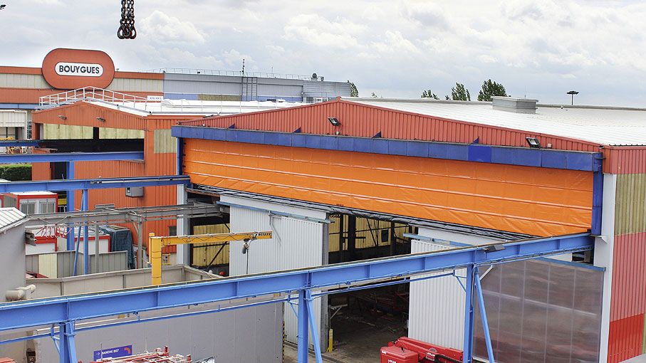 Ein orangefarbenes Aussen-Krantor.