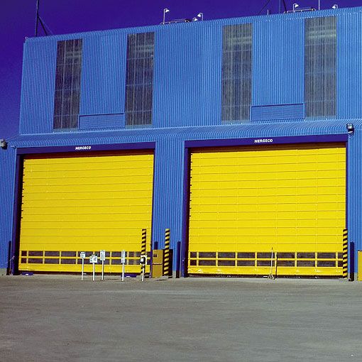 Een blauw gebouw met twee gele deuren. 
