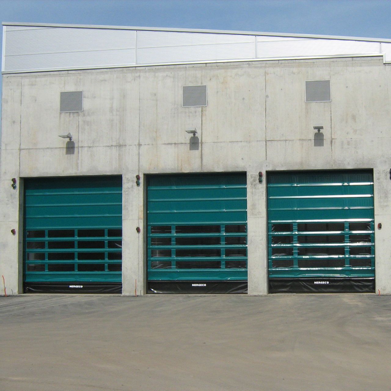 Varias puertas verdes con ventanas. 
