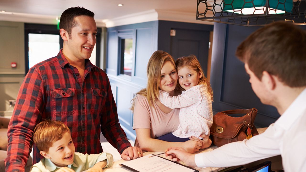 Familie i hotellobby