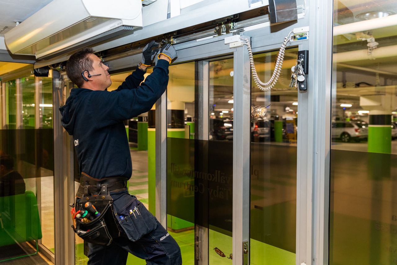 Reparation av en servicetekniker på en glasad skjutdörr