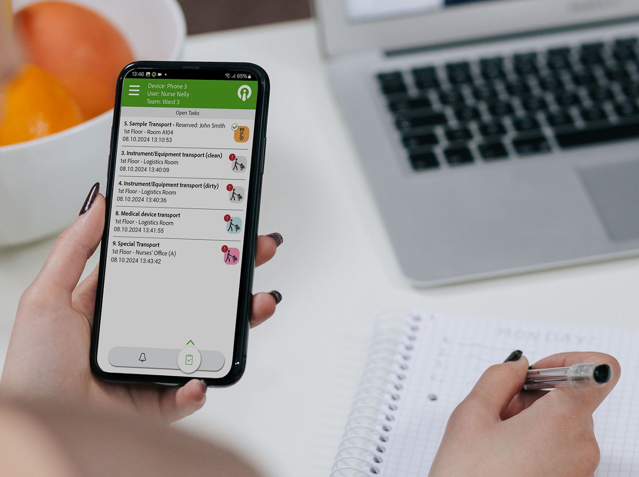 Närbild av hand som håller en telefon med 9Solutions-appen