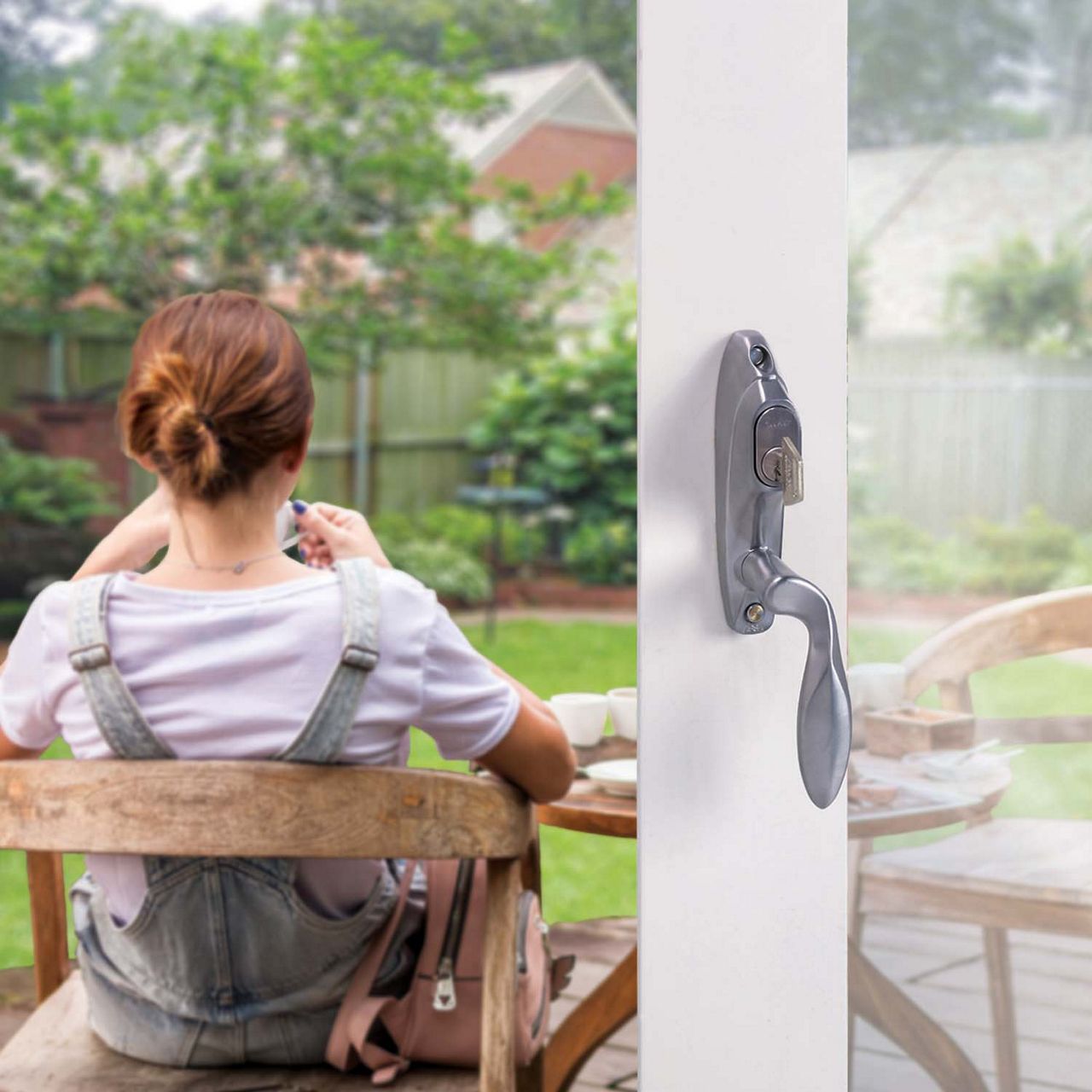 En terrassedørlås med nøgle på en dør ud til haven