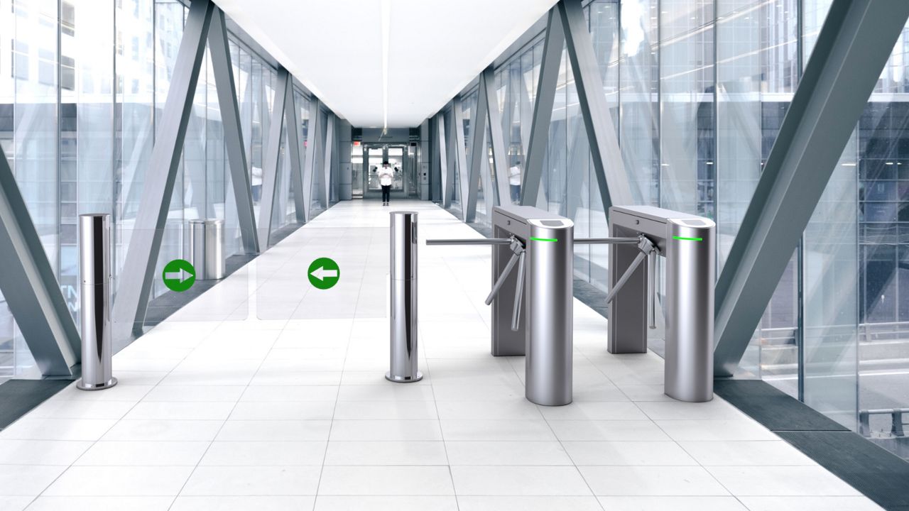 Tornos de acceso ASSA ABLOY instalados en edificio corporativo para control de flujo de personas