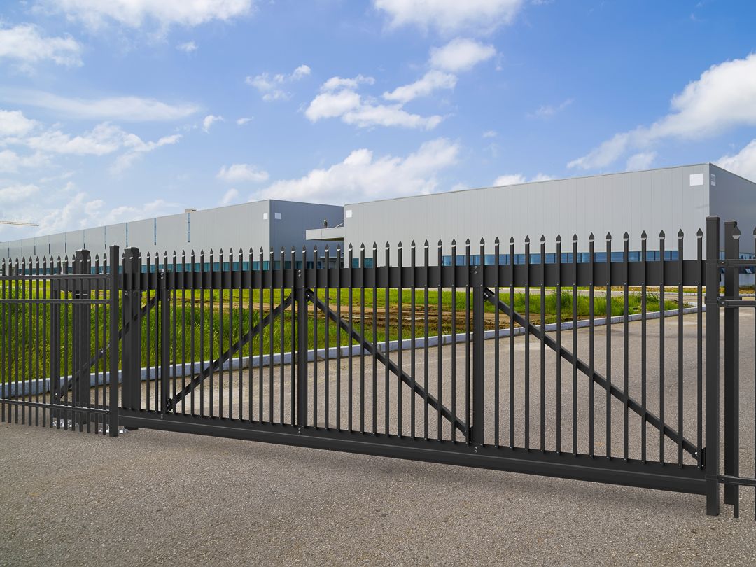 Transport Traverse cantilever gate in classic style