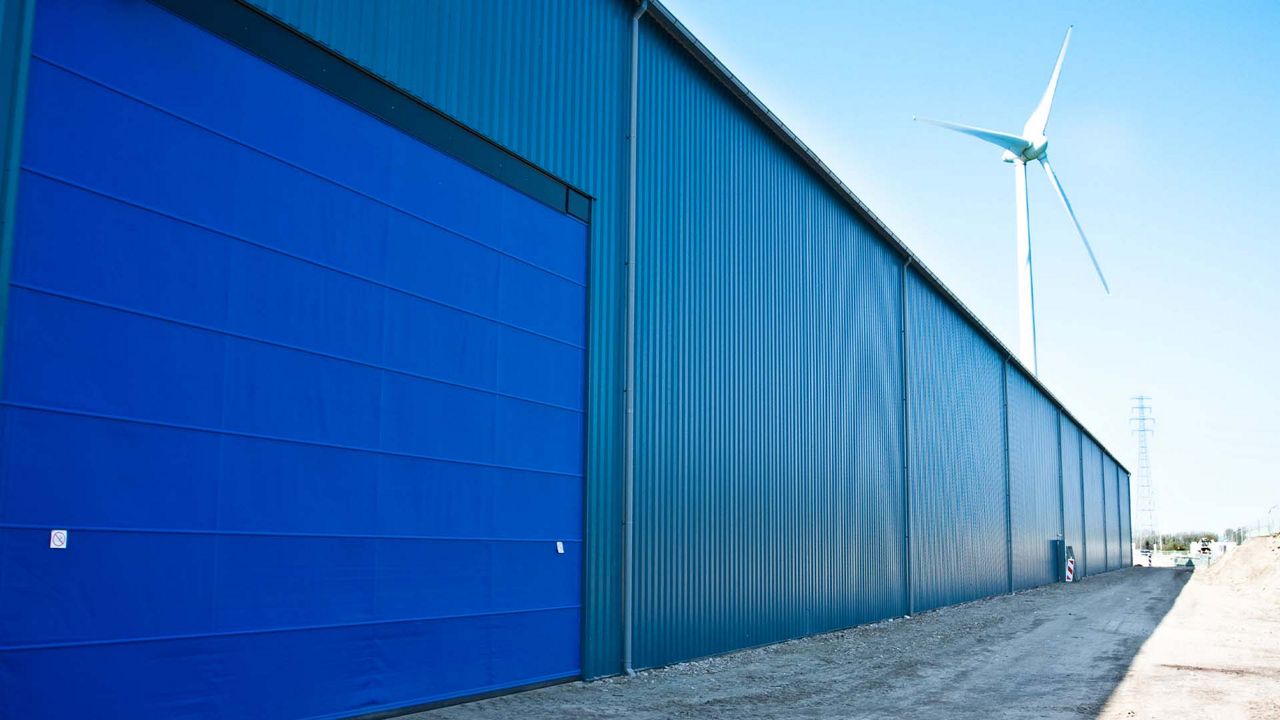 ASSA ABLOY VL3110 vertikal duklyftport på en avfalls- och återvinningsanläggning