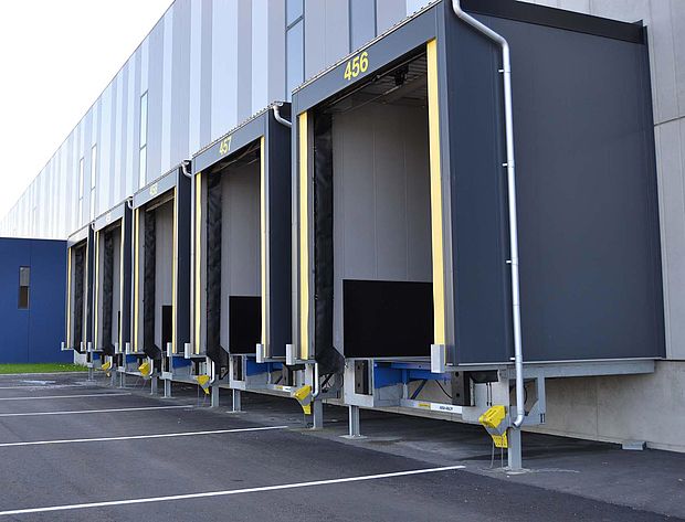 Fünf Vorsatzschleusen montiert an einer Industriehalle