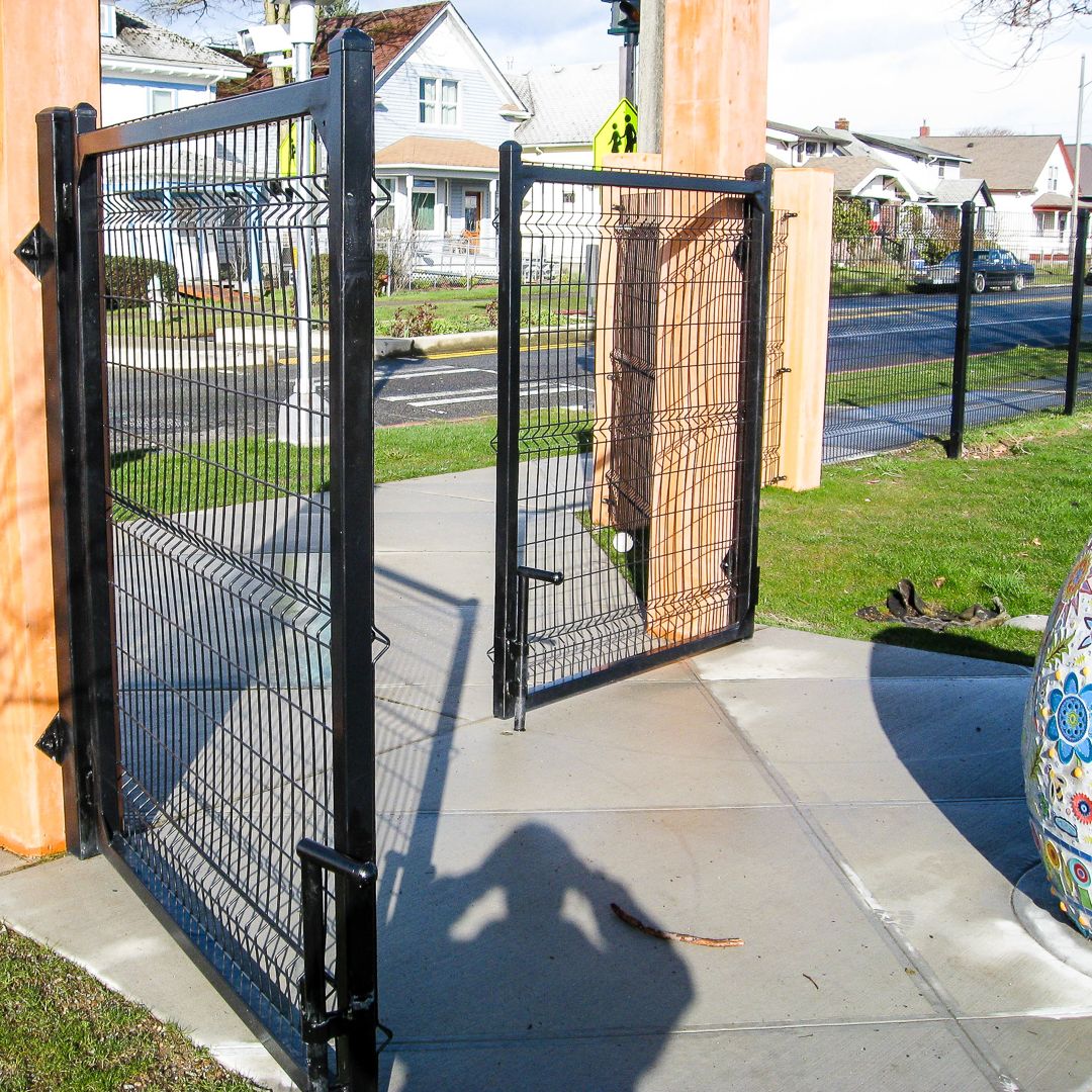 WireWorks Plus double swing gate in black