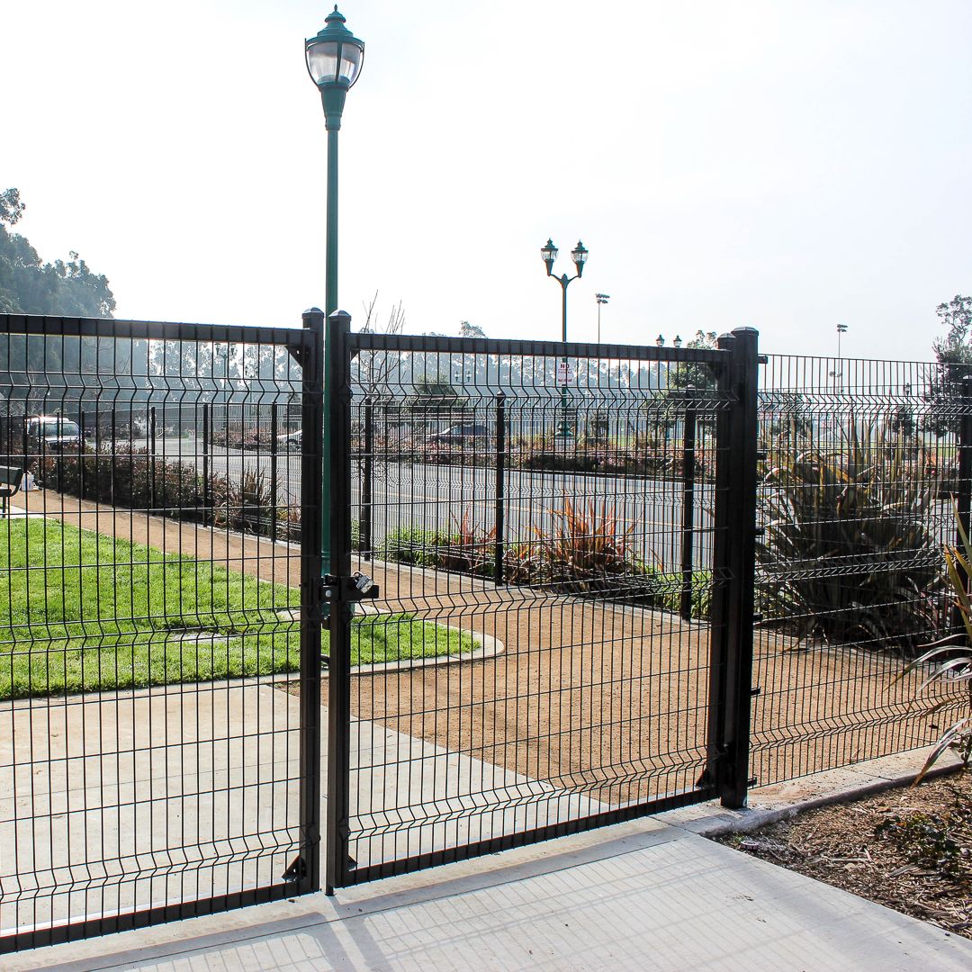 WireWorks Plus double swing gate in black