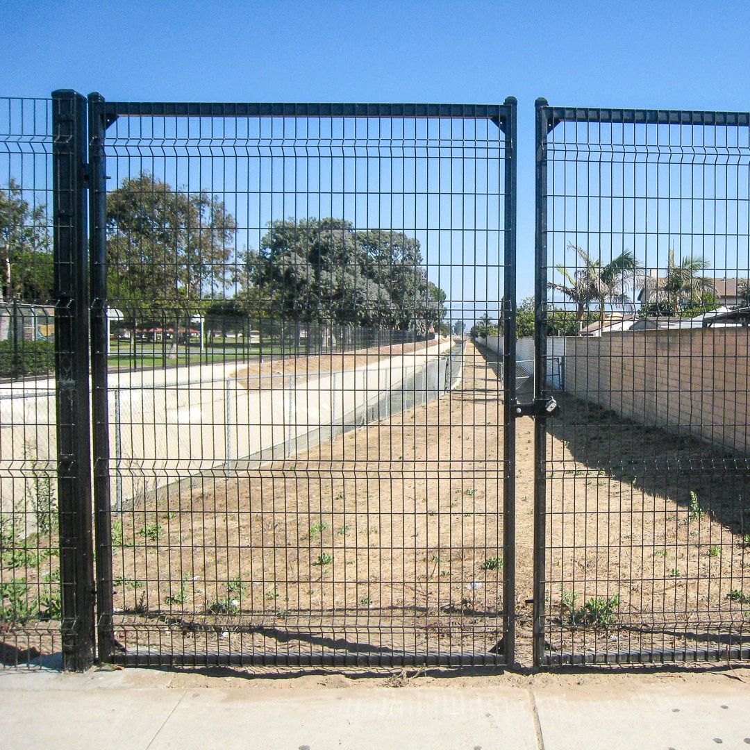 WireWorks Plus double swing gate in black