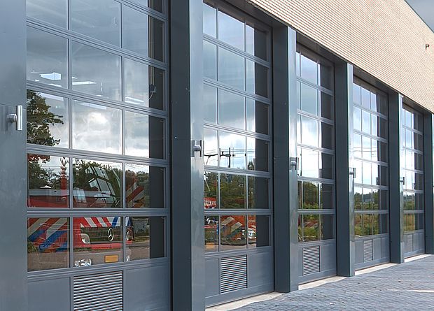 Feuerwehrgebäude mit verglasten Sektionaltoren