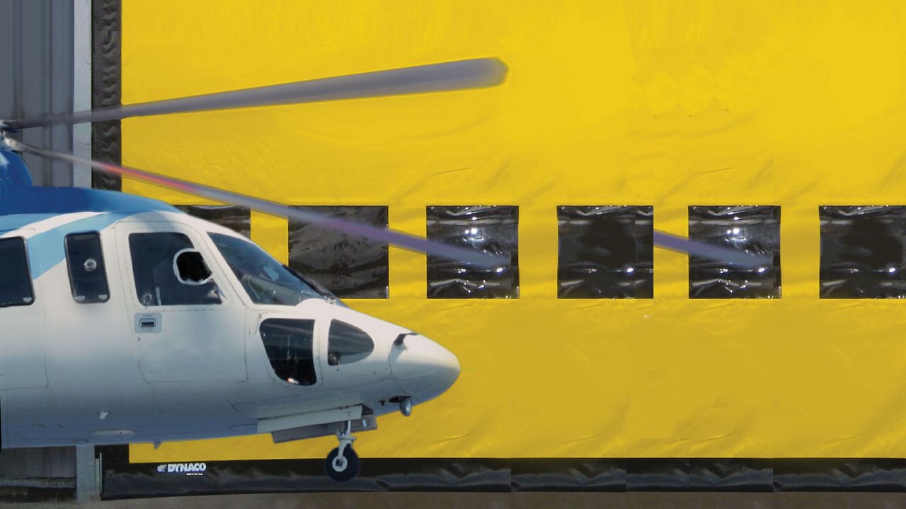 Un hélicoptère devant une porte jaune