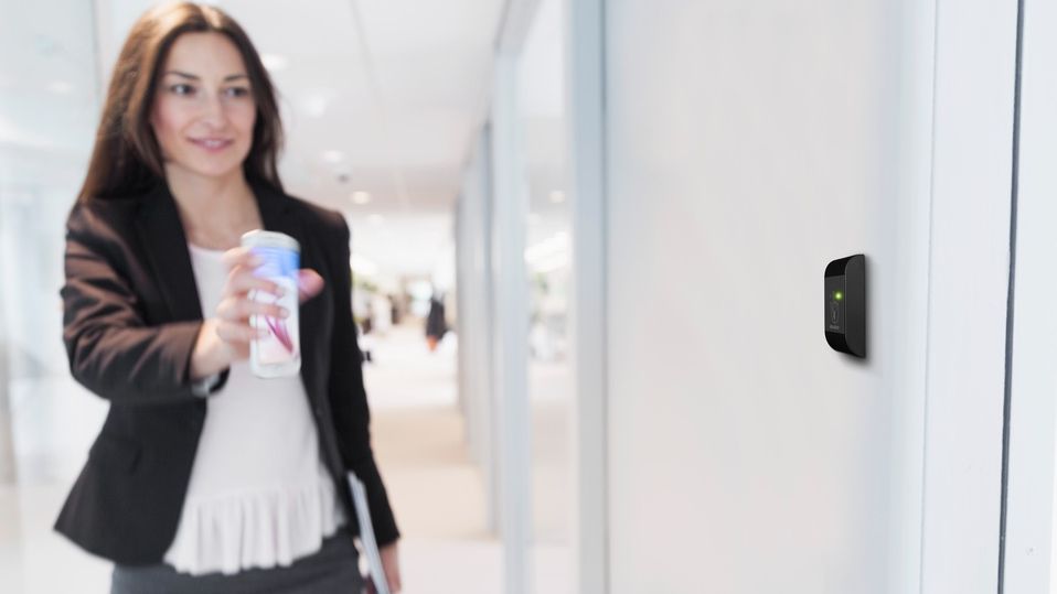Kvinna öppnar dörr med Smartphone.