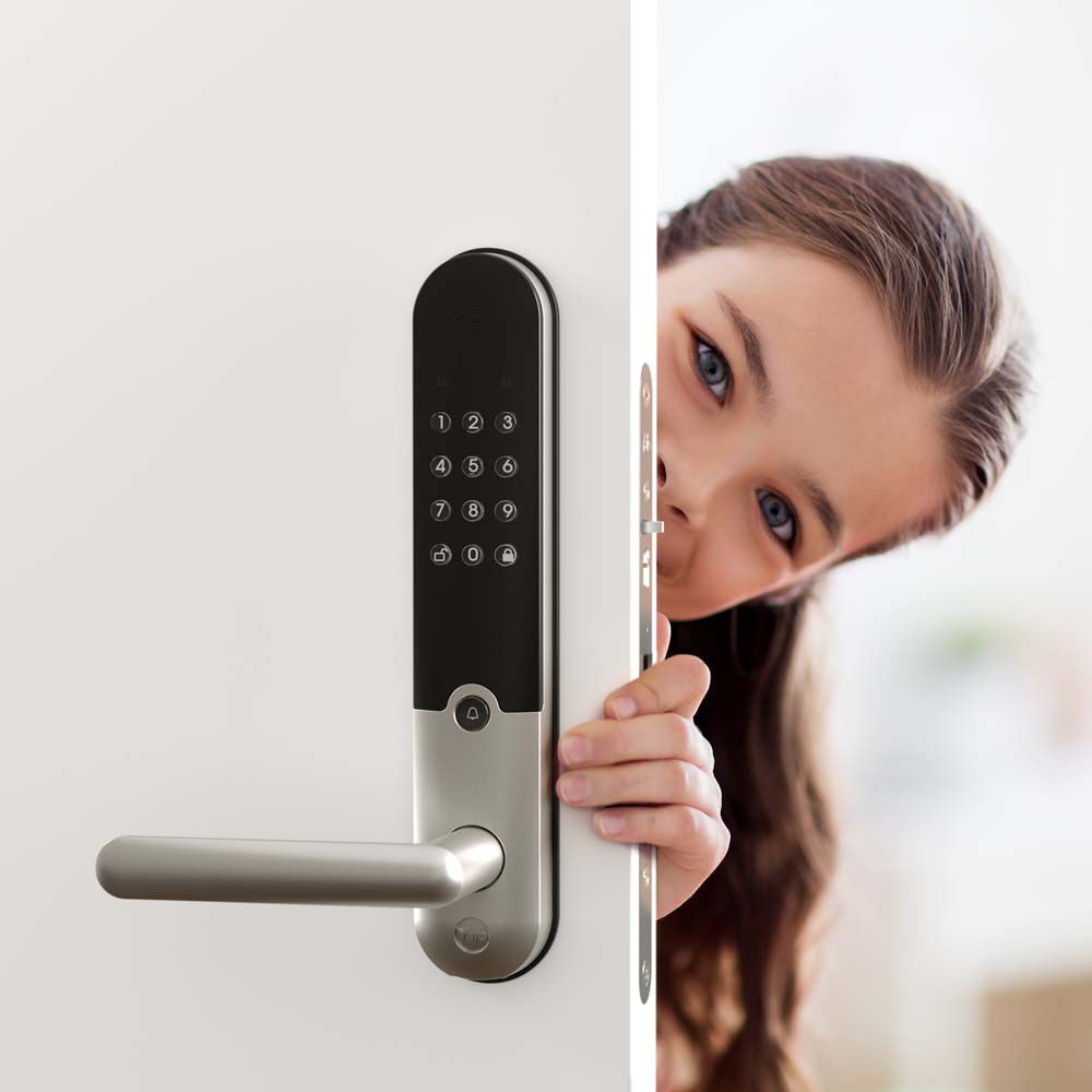 Yale Doorman L3 smart lås på en hvid dør