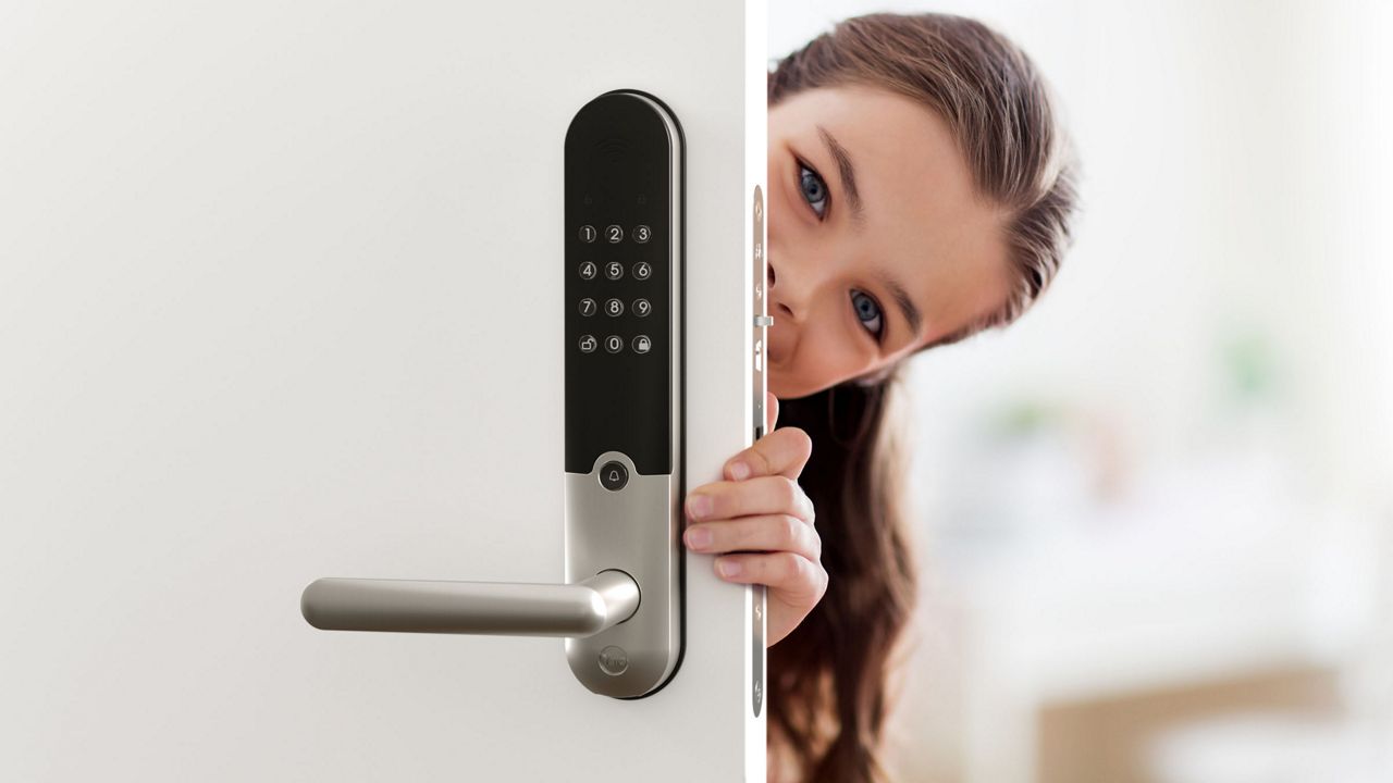 Yale Doorman smart låse til hoveddøren på en hvid dør