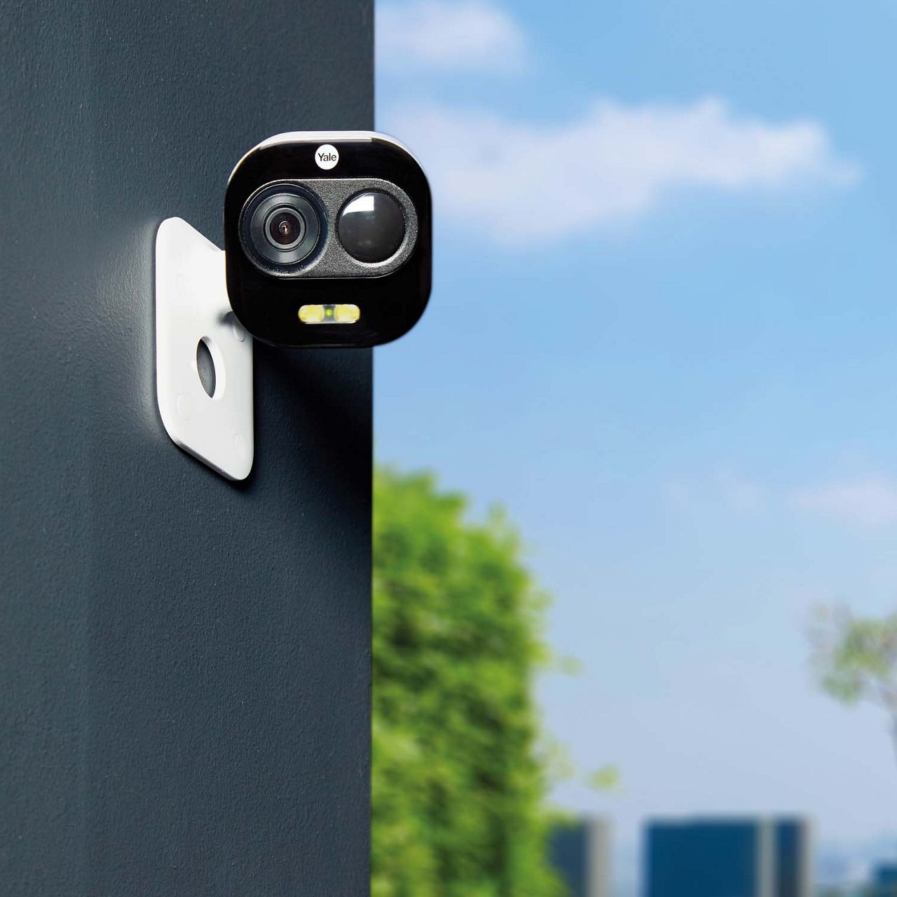 Et udendørs Yale smart kamera på en mur