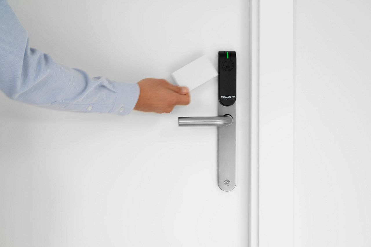 Image: a9cb9-e100_card_on_greenledeuro2.jpg