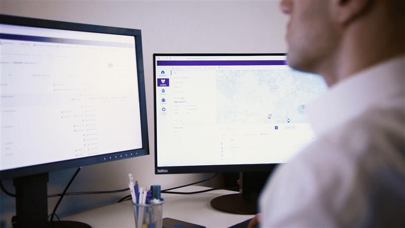 Man achter computer