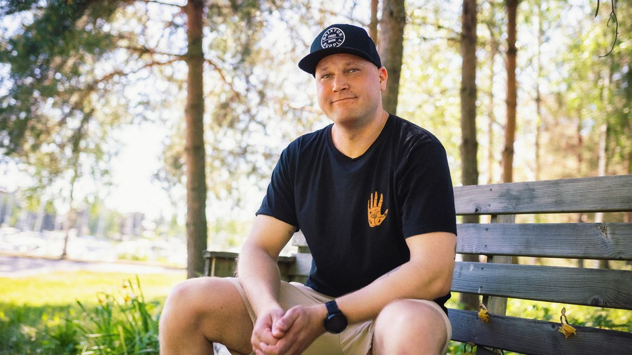 Tommi aurinkoisissa maisemisssa