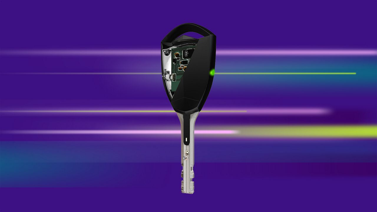 Clé ABLOY PROTEC2 CLIQ sur un fond violet