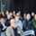 showroom vol met luisterende mensen