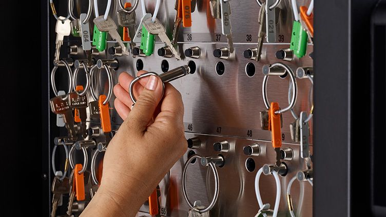 Gewähren Sie den Zugriff auf Schlüssel nur während der Schicht der jeweiligen Mitarbeiter. 
