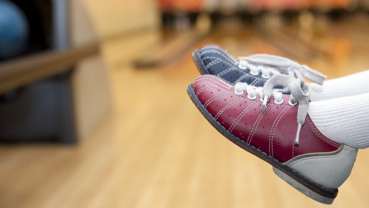 Pieds d'un enfant avec des chaussures de bowling dans un monde accessible