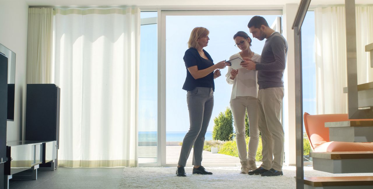 Agente inmobiliario mostrando las instalaciones a los residentes