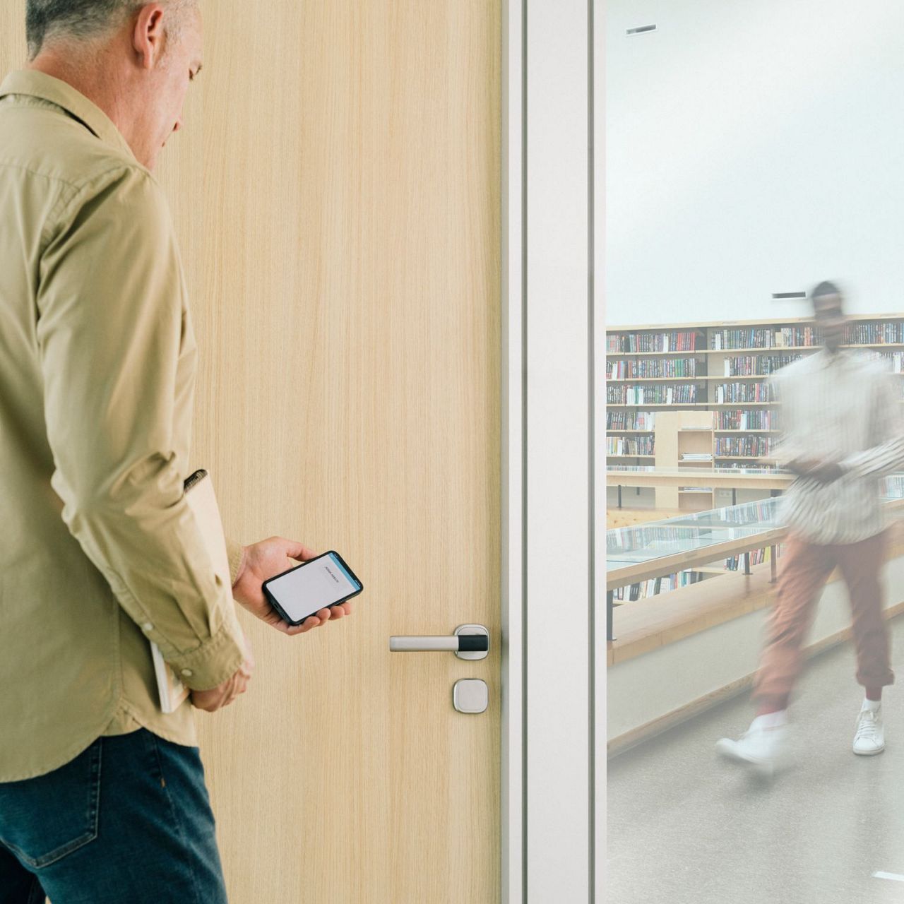 Image: Ouverture avec téléphone Poignée électronique Aperio® H100