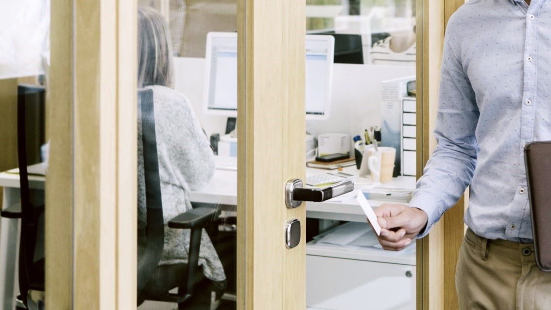Person öppnar dörr