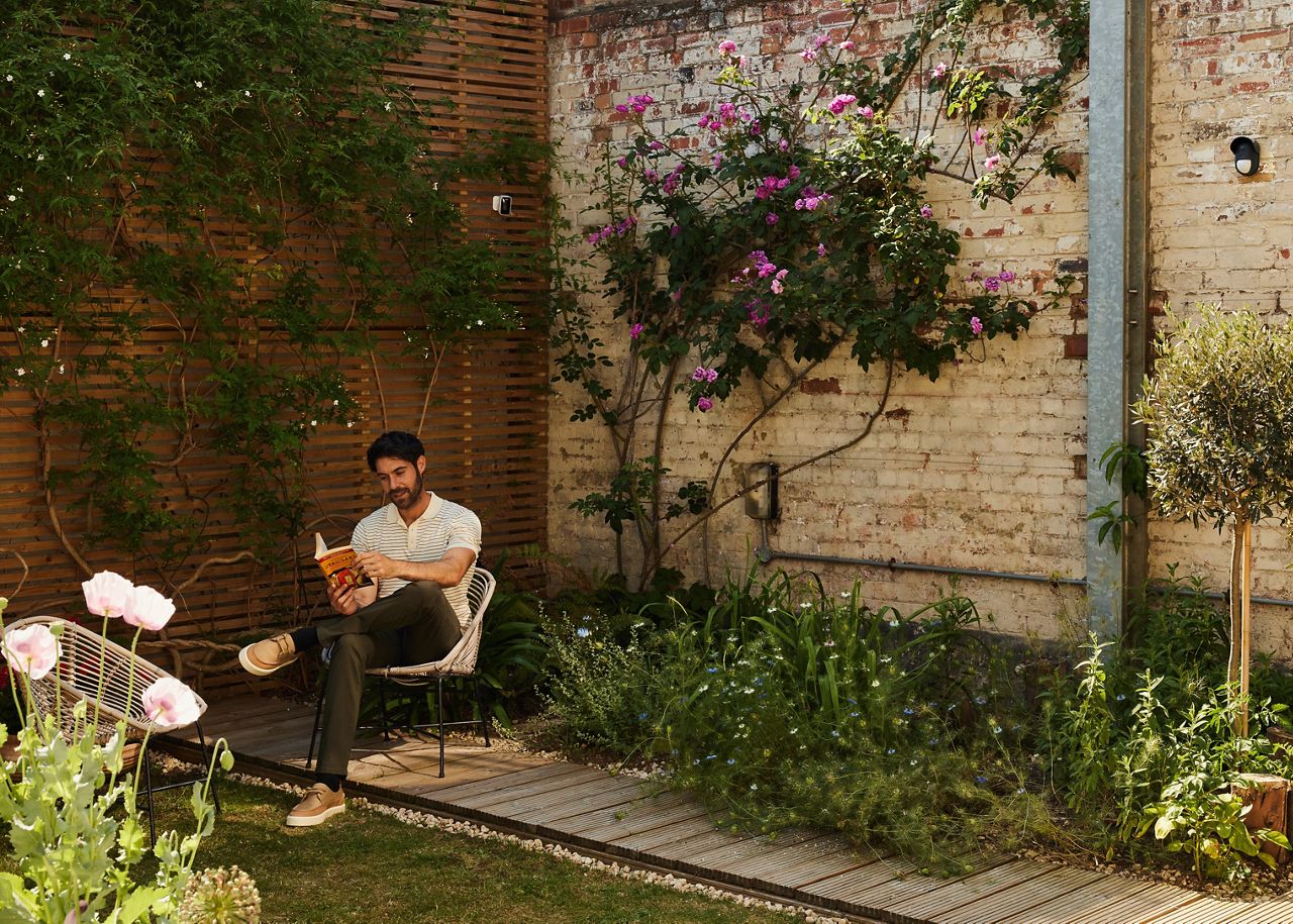 homme assis qui lit un livre