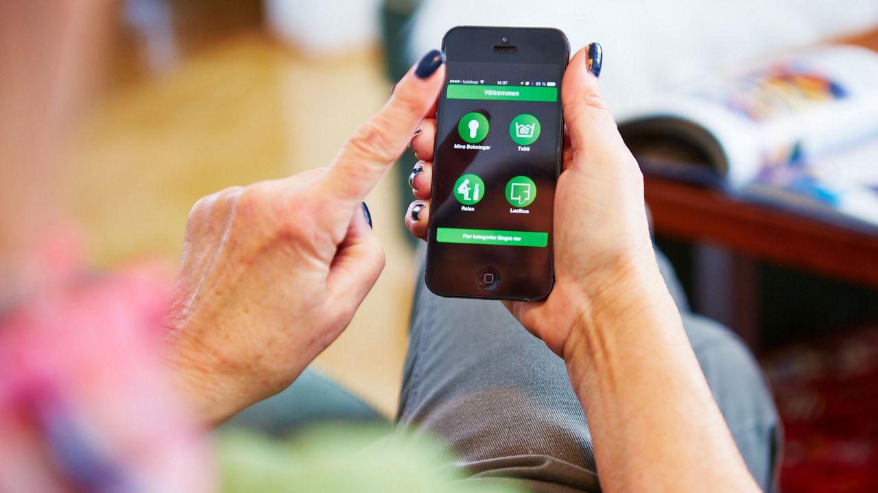 Woman using Aptusportal Styra on her phone.