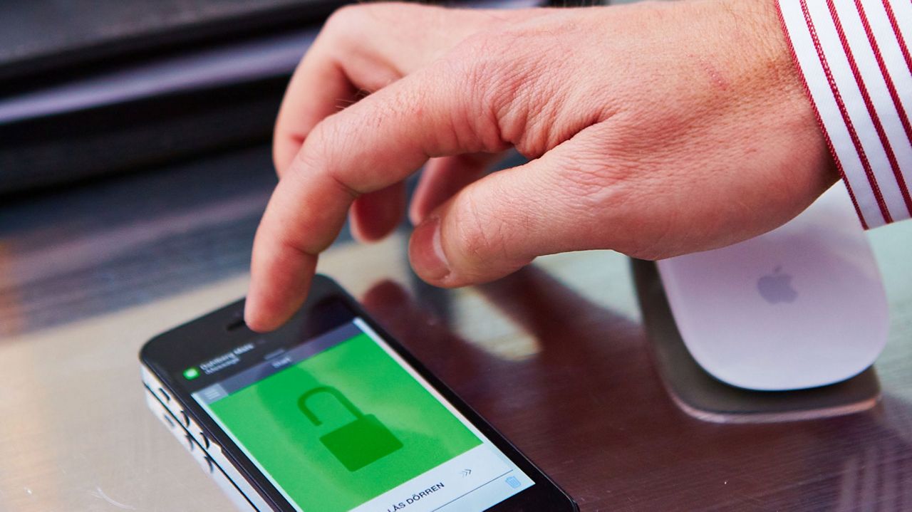 Person håller i sin telefon.