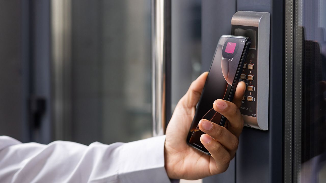Genom att koppla Sharry till säkerhetssystemet ASSA ABLOY ARX kan företag administrera säker åtkomst för anställda genom mobila behörigheter.