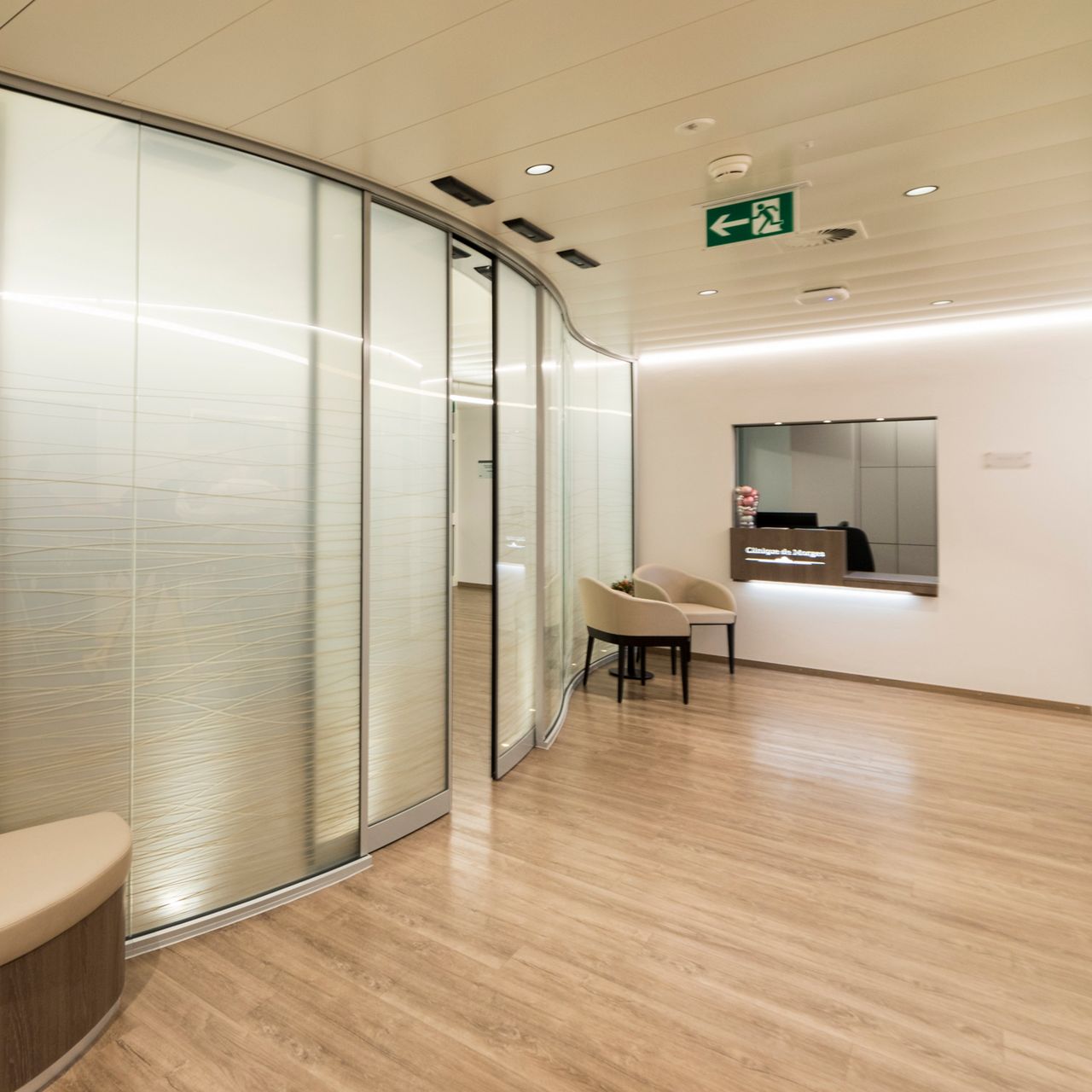Le porte Concave possono essere curve verso l'interno o l'esterno e possono essere integrate praticamente in qualsiasi raggio.