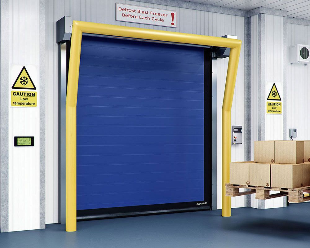 Porte bleue ASSA ABLOY dans une chambre froide avec avertissement 'Caution low temperature' (attention basse température)