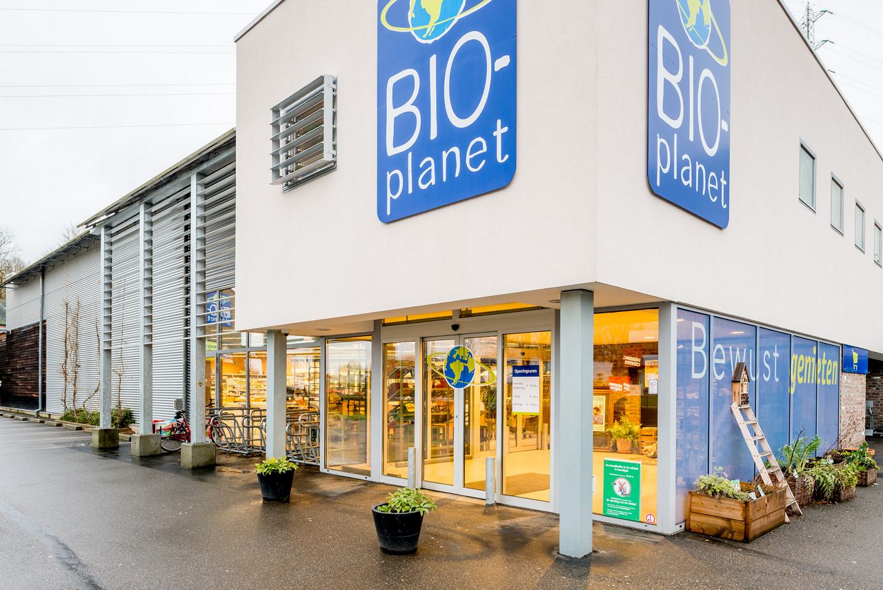 supermarché de la Bio-Planet contenant une porte coulissante comme accès