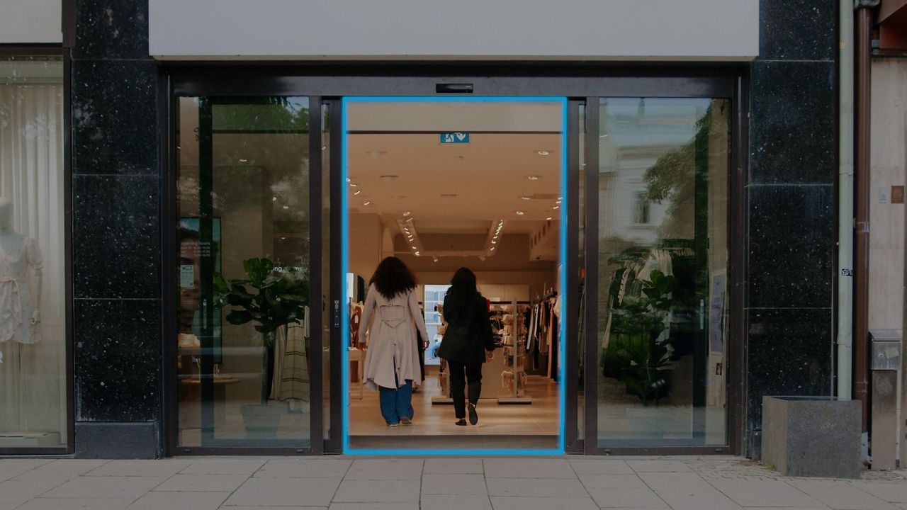 Femmes passant par la porte automatique avec une ligne bleue sur la porte