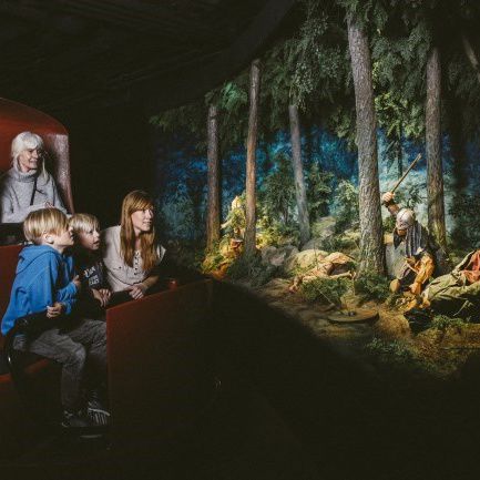 Un adulte et cinq enfants à l’occasion d’une promenade interactive au musée Djurgårdens 
