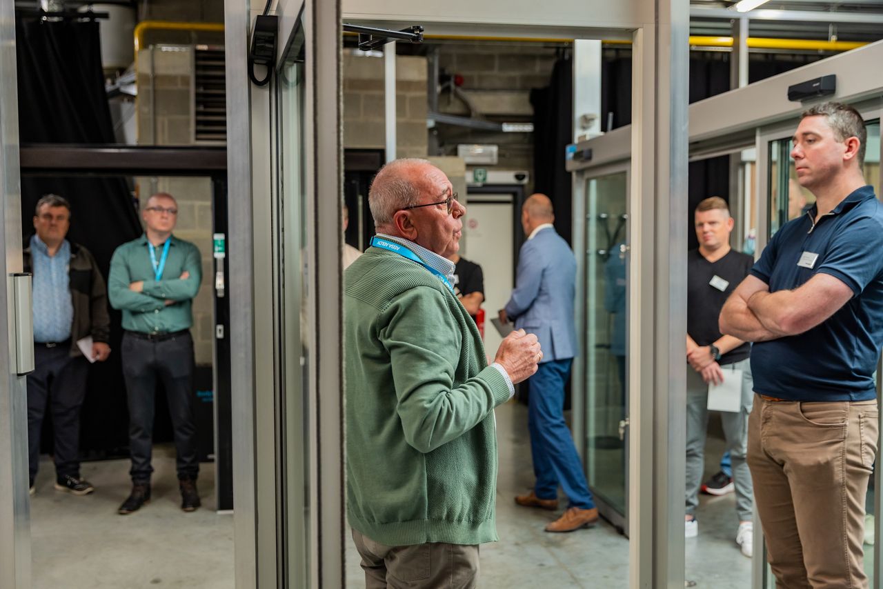 ASSA ABLOY en Metaflex een demonstratie van de hermetische deuren