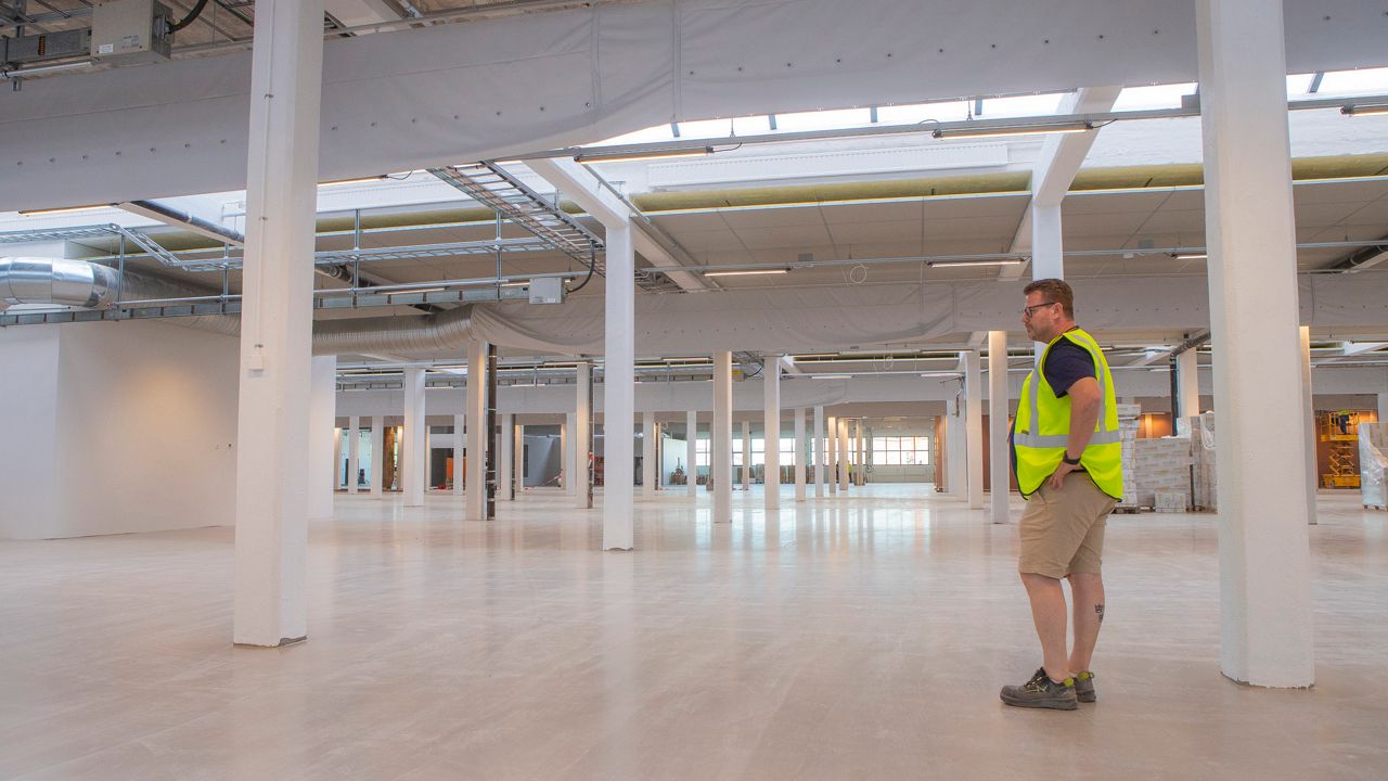 Man in a signal vest goes in ASSA ABLOY's new premises in Eskilstuna during construction.