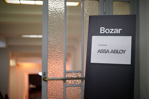 Signalisation avec les inscriptions « Bozar » et « Lecture ASSA ABLOY » dans un espace intérieur aux influences art nouveau
