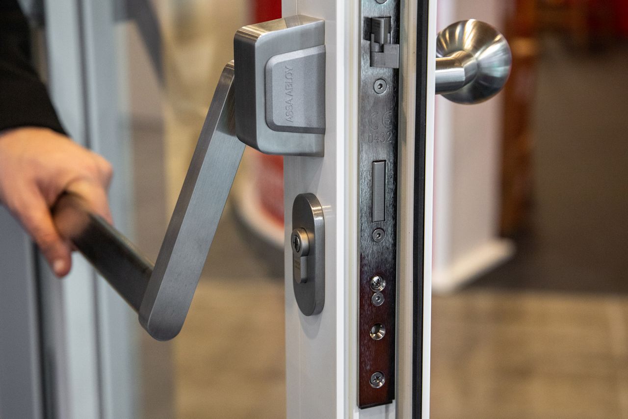Manigliona antipanico ASSA ABLOY su porta