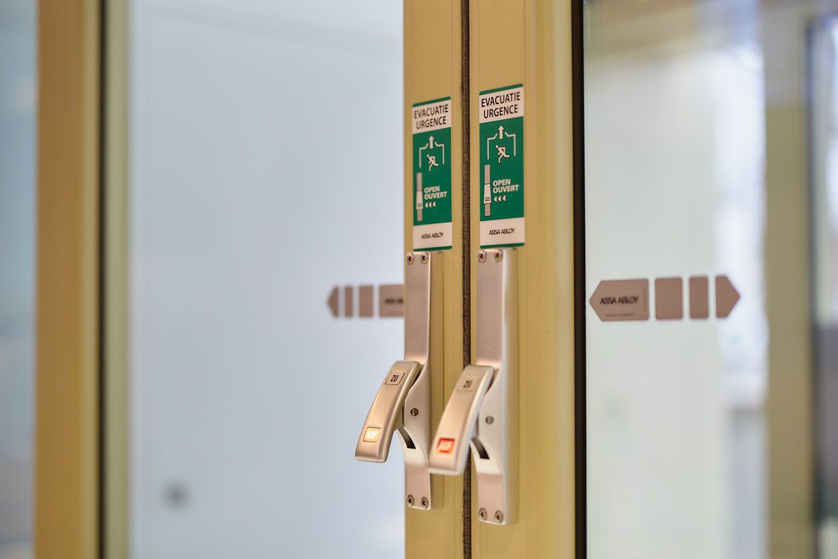 Portes coulissantes jaunes-beiges avec les étiquettes de porte reconnaissables d'ASSA ABLOY