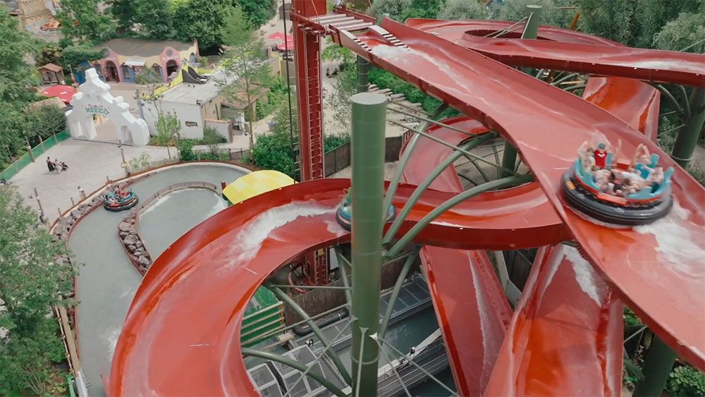 Promenade sur l'eau rouge avec des bateaux ronds dans l'attraction aquatique Amazonia à Bellewaerde.